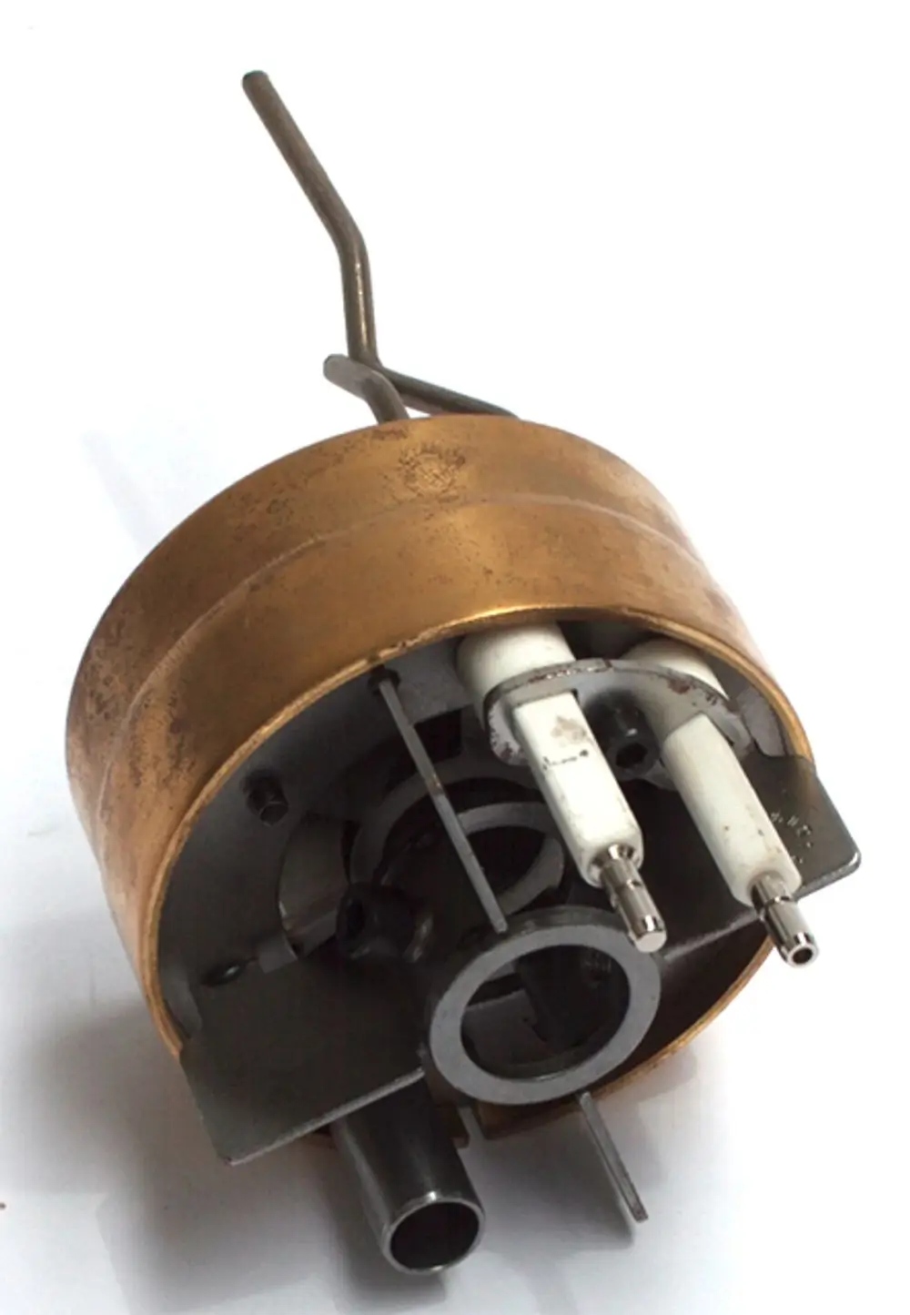 Daikin Mischkopf in runder Form mit metallischem Gehäuse und mehreren Anschlüssen, befestigt mit einem langen Metallrohr.